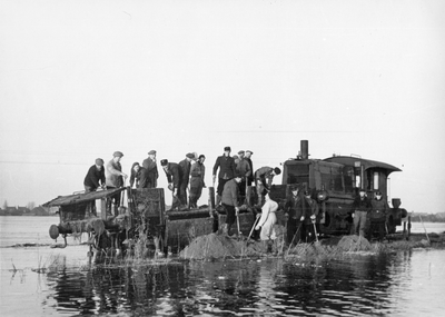 157034 Afbeelding van herstelwerkzaamheden aan de spoorlijn Lage Zwaluwe - 's Hertogenbosch, nabij Hooge Zwaluwe, met ...